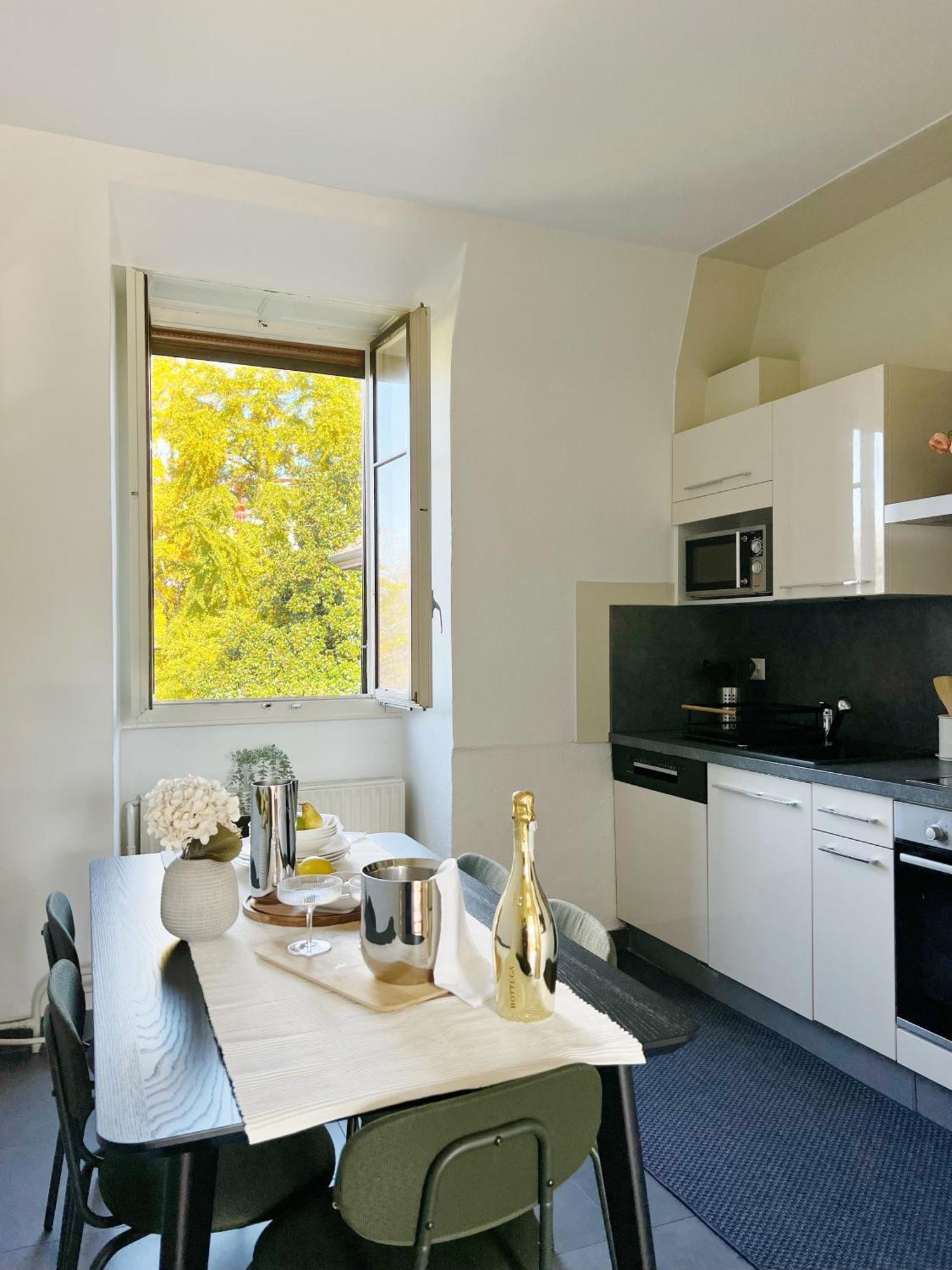 Montreux Riviera Suite Waterfront 3 Bedrooms Private Parking Exterior photo